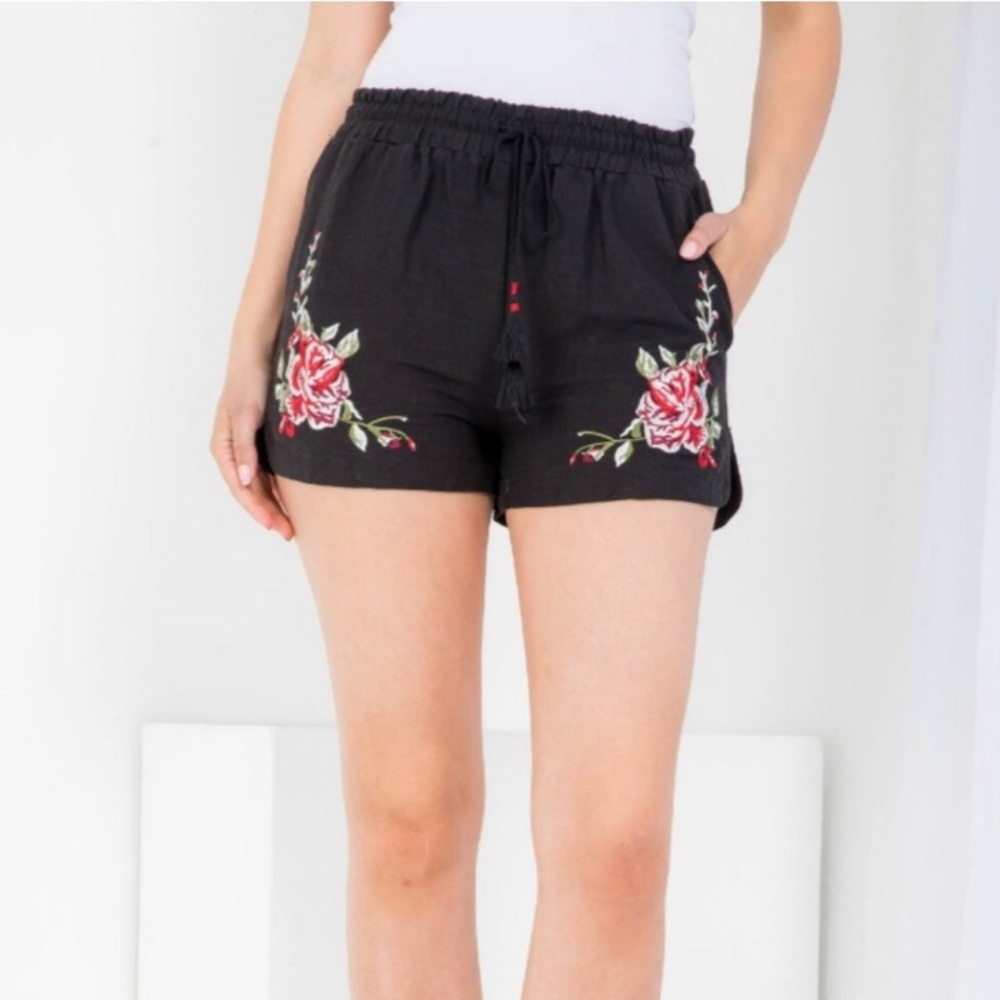 ILLA ILLA NWT Women’s Boutique Draw String Stretch Waistband Shorts. Size Small.